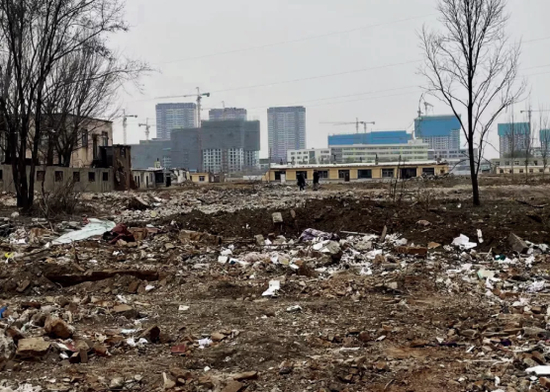 拆迁后的阳光儿童村只剩一片废墟。 摄影/《财经》记者 刘经宇