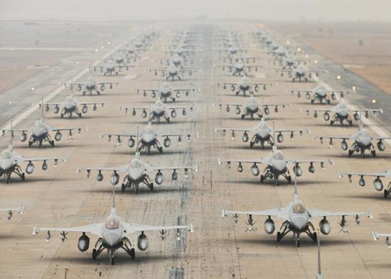 驻韩美国空军F-16战机组织“大象漫步”的形式“秀肌肉”。