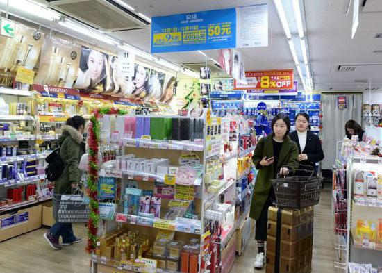 在日本首都东京，顾客在一家支持支付宝结算的商场选购商品。（新华社）