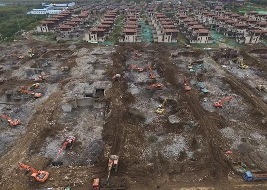 　　（中央整治工作组调查发现，2014年对202栋违建别墅整治之后，秦岭北麓仍然不断出现违规新建别墅达600余栋。图/视觉中国）