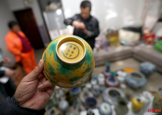 ▲吴超（化名）给红星记者看花瓶后的假印章