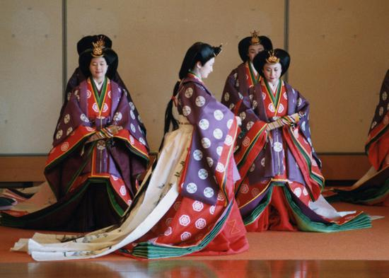 1990年“即位礼正殿之仪”结束后，秋荻宫纪子按礼仪流程离开（每日新闻）