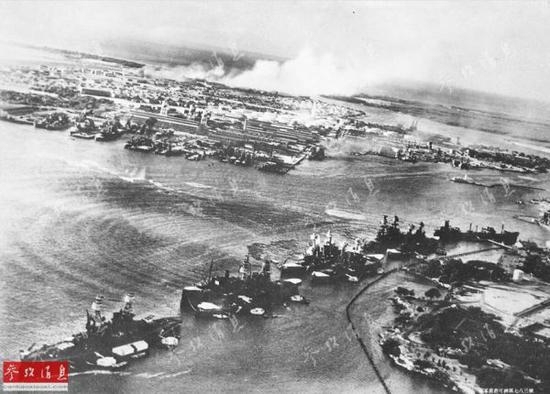 图为1941年12月7日，日军飞机拍摄的袭击珍珠港照片，远处腾起冲天浓烟的是希卡姆基地。