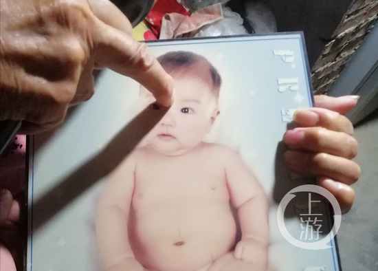 ▲大力母亲介绍，帅帅的眉宇之间有一条细长的胎记。上游新闻记者 牛泰/翻拍