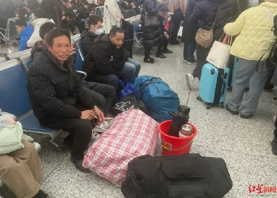 ▲万亚凡和老乡在候车