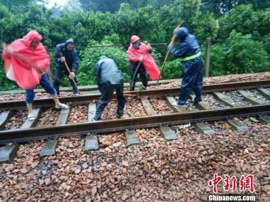 　　中国铁路郑州局集团有限公司组织近千名干部职工冒雨深入水害现场，加大对线路检查、抢修力度。　慕岩　摄