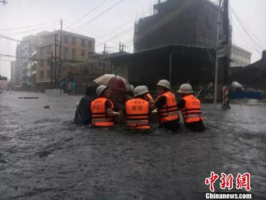 消防官兵正转移受灾群众。 &nbsp;中新网 图