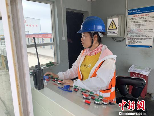 赵燕正在操作钉联机。　孔庆玲 摄