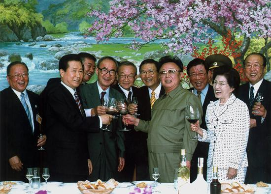 2000年6月15日，金正日（右五）与金大中（左二）在平壤出席宴会，两人祝酒碰杯。