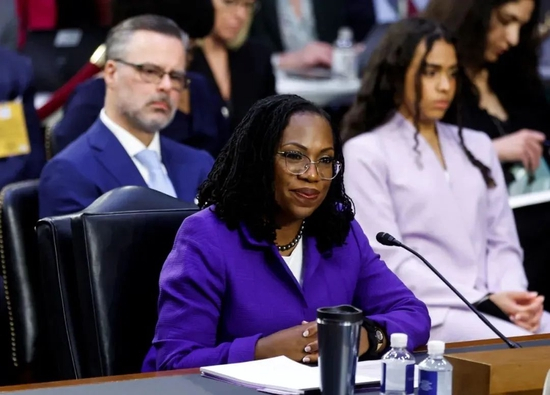 　　▲凯坦吉·布朗·杰克逊，1970年出生于美国华盛顿，现年51岁，毕业于哈佛大学法学院，于2021年6月开始担任哥伦比亚特区联邦巡回上诉法院法官。其正式出任大法官后将为美国首位非洲裔女性大法官，首位曾为公设辩护人的大法官。图/IC photo