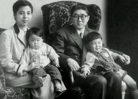 　　日本首相安倍晋三儿时的照片，1956年安倍家全家福（图左）。其父亲安倍晋太郎于1982年至1986年出任日本外相。