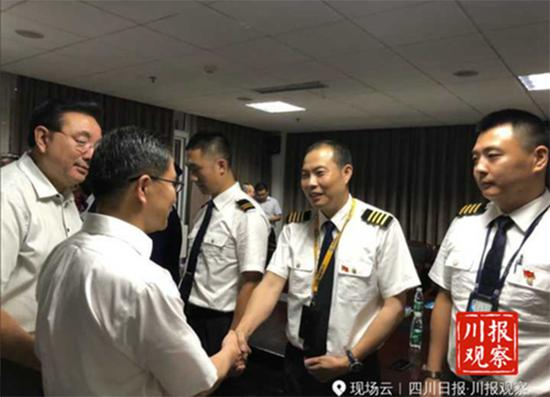 右二为机长刘传建 川报观察 图