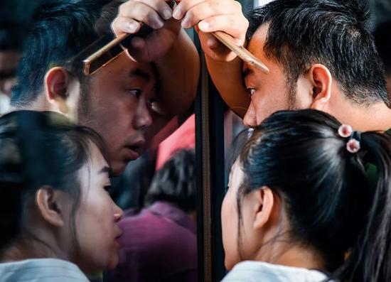 　　（天津公布的“海河英才”计划引发落户热潮，图为2018年5月23日，天津市河西区行政许可服务中心门前，一位男士在向办理手续的大厅张望。图/视觉中国）