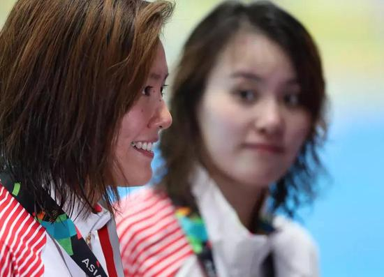 8月21日，冠军中国选手刘湘（左）和亚军中国选手傅园慧在颁奖仪式后。新华社记者 费茂华 摄