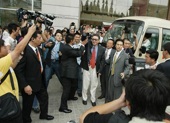 　　2005年9月26日，上海复旦大学，两名青年学子在校园里穿上“敖之迷”的T恤衫等待李敖的出现。当天，台湾知名学者、作家李敖在这里发表演讲，在校园里引发了一场狂追李敖的热潮。澎湃新闻 资料图