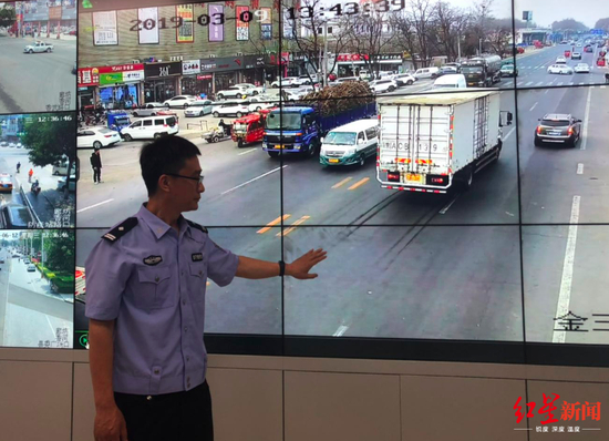 张涛向红星新闻记者展示并讲解现场监控视频