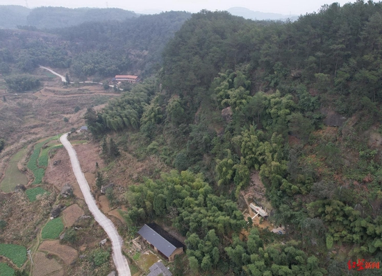 　↑邱中虎的石屋位于山体峭壁中