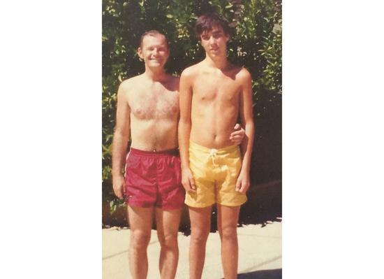 1974年的詹姆斯（右），他称自己从1969年起被麦卡里克性侵了近20年&nbsp; 图源：《华盛顿头条新闻》