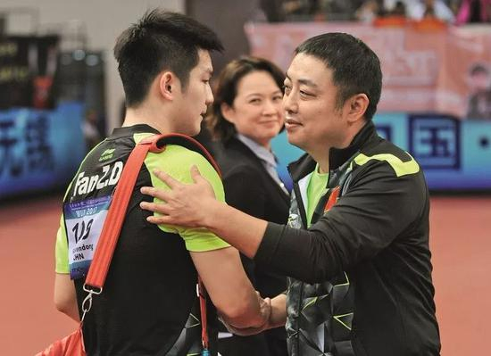 △2017年亚洲乒乓球锦标赛男单决赛，樊振东以3：0击败郑尚恩夺冠后，刘国梁祝贺樊振东。