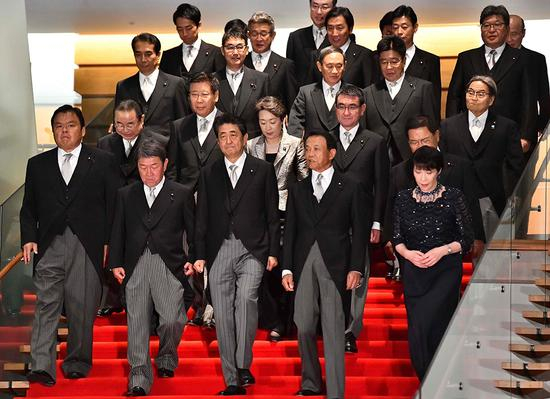 　　当地时间2019月9月11日，日本东京，安倍新内阁成员拍摄全家福。日本首相安倍晋三11日对内阁再次进行改组。19名内阁成员中，除副首相兼财务大臣麻生太郎和官房长官菅义伟留任外，另外的17名阁僚均有变动。 视觉中国 图