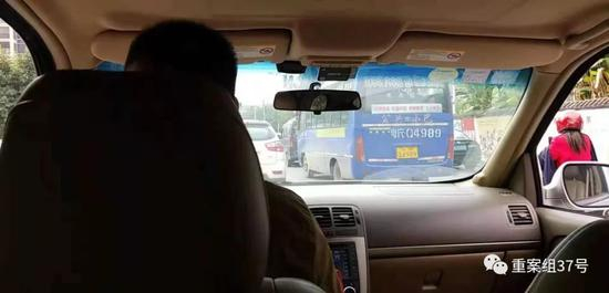 　　▲2018年11月，四川专案组民警从从广东省茂名市、阳江市，辗转到广州，寻找被拐儿童，从广州到深圳的路上。受访者供图