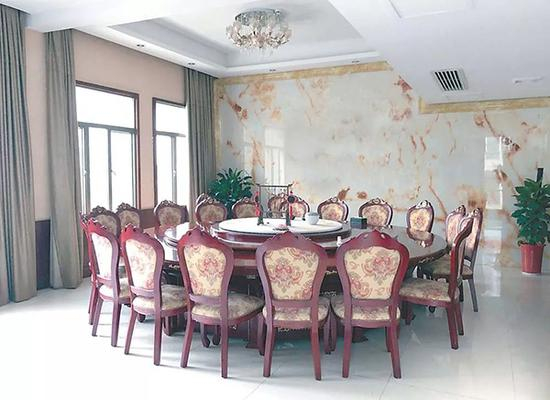 湖南省安化县公安局食堂包间。