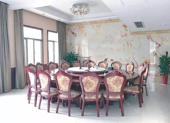 湖南省安化县公安局食堂包间。 图片来源：中国纪检监察报