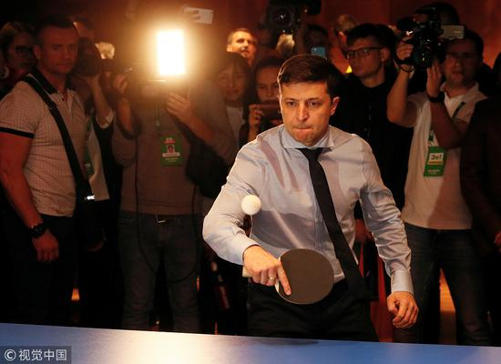▲当地时间2019年3月31日，乌克兰基辅，候选人泽连斯基在竞选总部打乒乓球。 图片来源：视觉中国