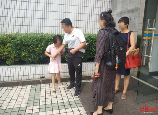 22日，沐沐躲在父亲后面不愿意见妈妈