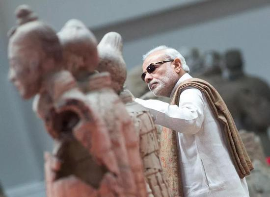 　　2015年5月14日，正在中国进行正式访问的印度总理莫迪来到陕西西安市秦始皇帝陵博物院参观兵马俑。新华社记者王晔摄