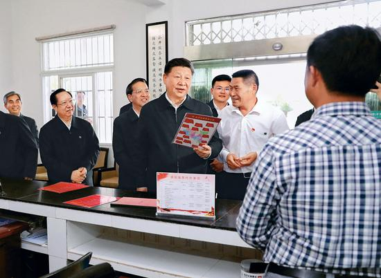 　　2018年4月24日至28日，中共中央总书记、国家主席、中央军委主席习近平在湖北考察。这是24日下午，习近平在宜昌市许家冲村便民服务室了解村党组织建设和便民服务情况。 新华社记者 谢环驰/摄