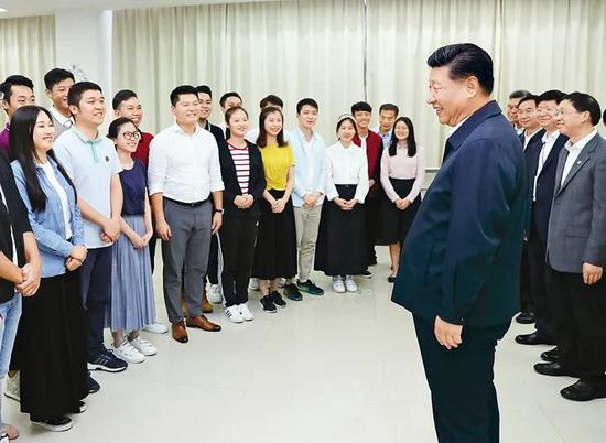 　　2018年10月22日至25日，中共中央总书记、国家主席、中央军委主席习近平在广东考察。这是10月24日下午，习近平在广州考察暨南大学时同部分港澳台同胞和海外侨胞学生交流。新华社记者 鞠鹏/摄
