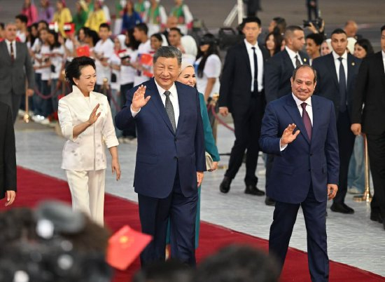 　　当地时间9月1日晚，国家主席习近平乘专机抵达开罗，应埃及总统塞西邀请，对埃及进行国事访问。习近平和夫人彭丽媛抵达开罗国际机场时，塞西总统夫妇到场热情迎接。新华社记者 殷博古 摄
