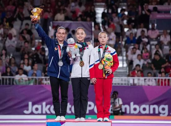 8月23日，韩国选手余瑞婷（音译，中）、乌兹别克斯坦选手丘索维金娜（左）和朝鲜选手片礼永（音译）在颁奖仪式上。新华社记者 朱炜 摄