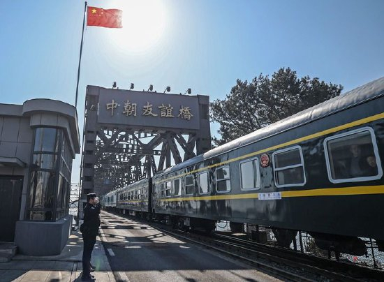 2026年3月12日，辽宁丹东至朝鲜平壤的95次列车通过中朝友谊桥。新华社记者 潘昱龙 摄
