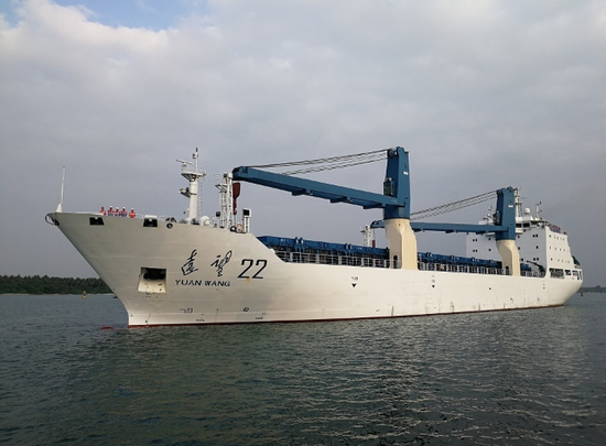  载有长征五号B火箭的远望运输船抵达海南文昌。杨柳摄