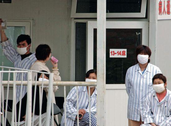 2003年5月，北京小汤山非典定点医院收治的患者正在康复中。摄影/本刊记者 贾国荣
