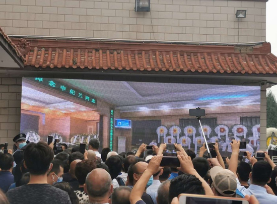 申纪兰遗体告别仪式在长治举行，大批群众前往吊唁。 本文图片 澎湃新闻记者 张家然