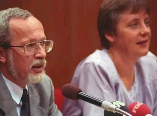 1990年，现任德国总理安格拉·默克尔与基督教民主联盟的同僚梅齐埃的合影。
