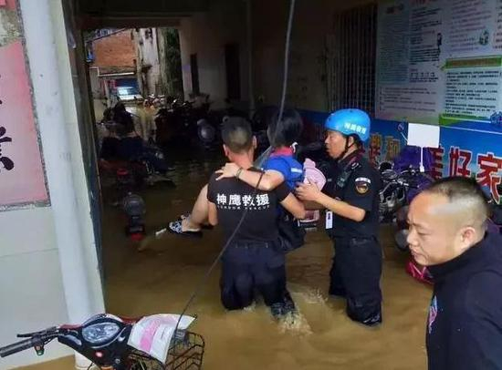 ▲神鹰救援队救援现场。 图/大河网