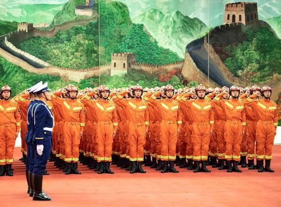 这是参加授旗仪式的消防救援人员进行集体宣誓。新华社记者 李涛 摄