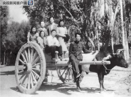 △1948年敦煌艺术研究所职工合影。（敦煌研究院提供）