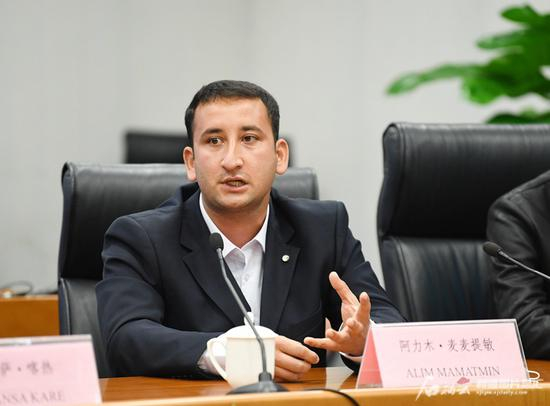 2月10日，阿力木·麦麦提敏在答记者问。石榴云/新疆日报记者 王臻摄