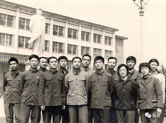北京大学77级经济系部分同学在图书馆前合影。 受访者供图