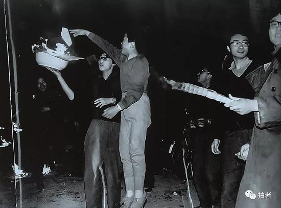 1981年“3.20之夜”，北大学子喊出了“团结起来，振兴中华！”的口号。受访者供图