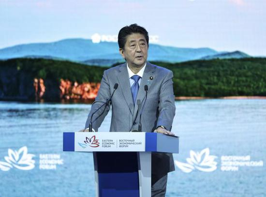 　　9月12日，第四届东方经济论坛全会在符拉迪沃斯托克举行。日本首相安倍晋三出席并致辞。（新华社）