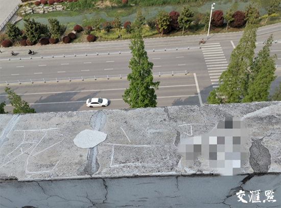 丁峰（化名）坠落的平台上留下“死亡”字样。