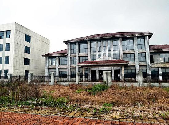 安徽省池州市的江南产业集中区，主干道旁的厂房空无一人，楼顶瓦片已经脱落。 姜刚&nbsp;图