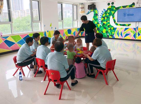 爱心村的孩子们在做游戏。新京报记者王翀鹏程 摄