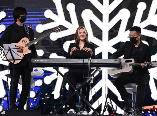 谷爱凌（中）在活动中弹奏了一曲《爱的记忆》。&nbsp; 图/新华社